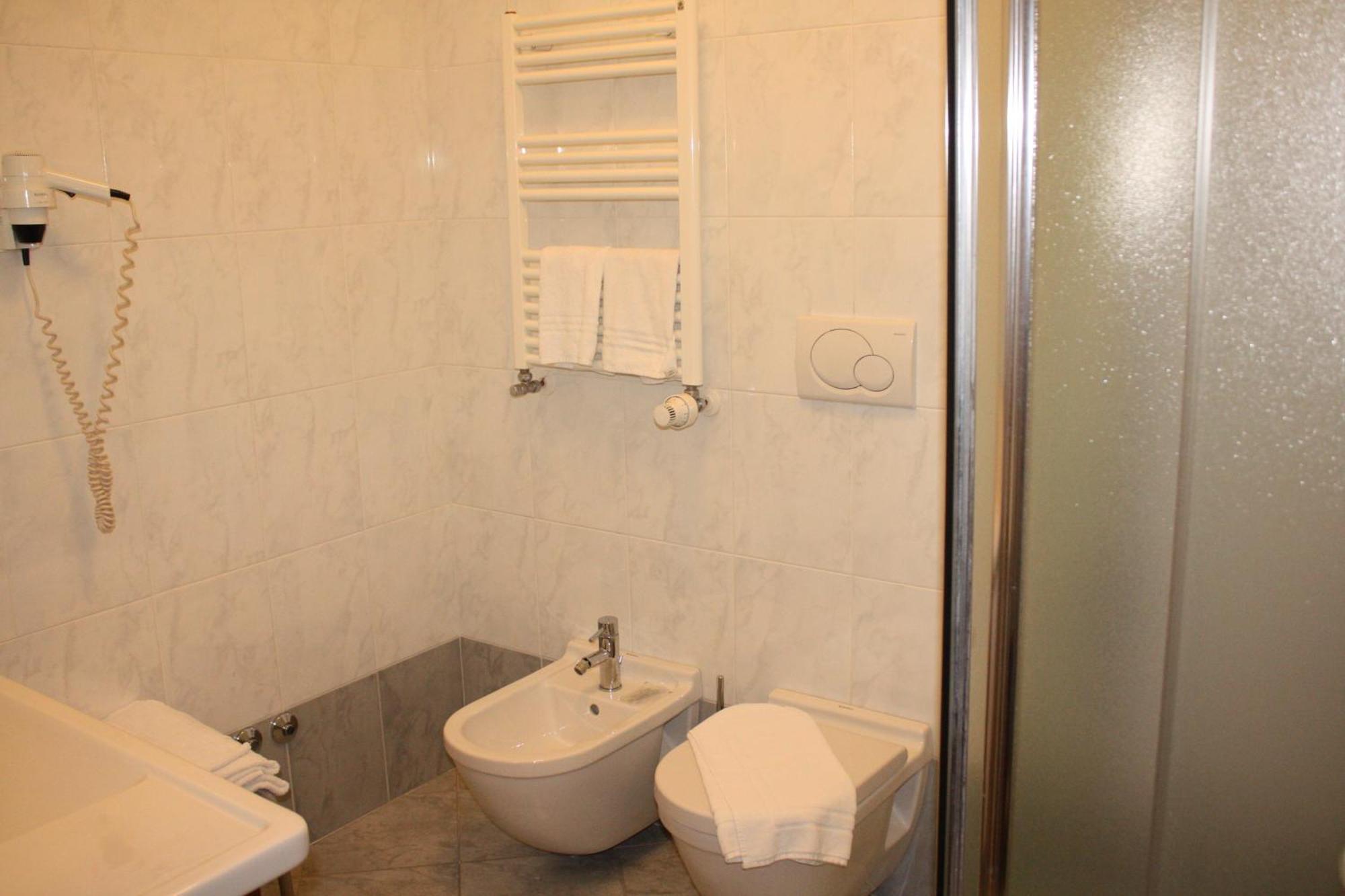 Hotel 2C Legnano Esterno foto