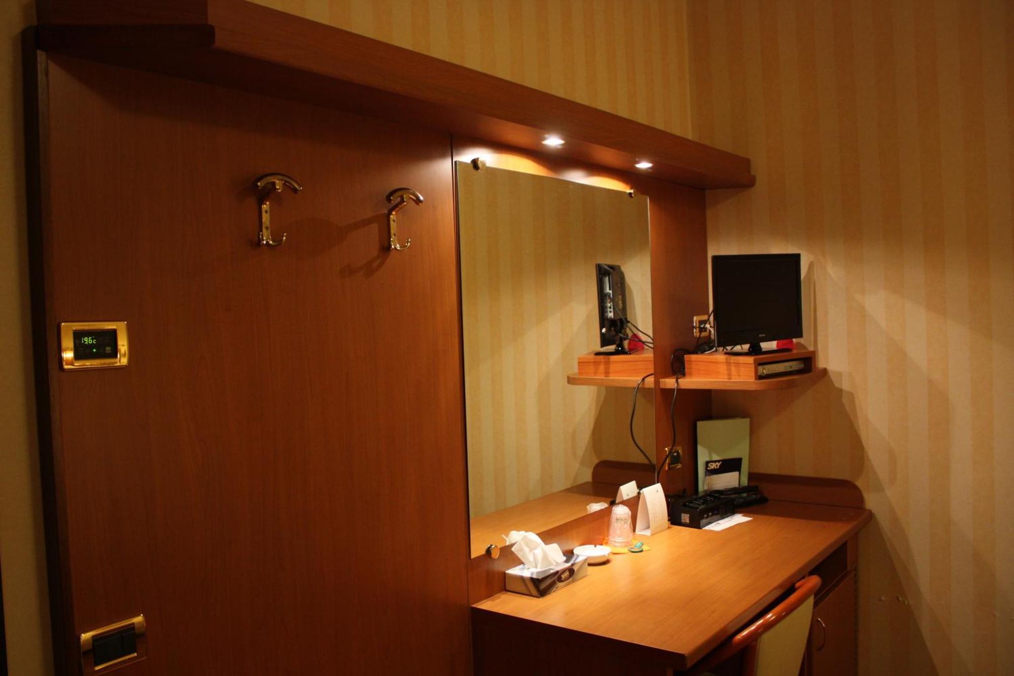 Hotel 2C Legnano Esterno foto