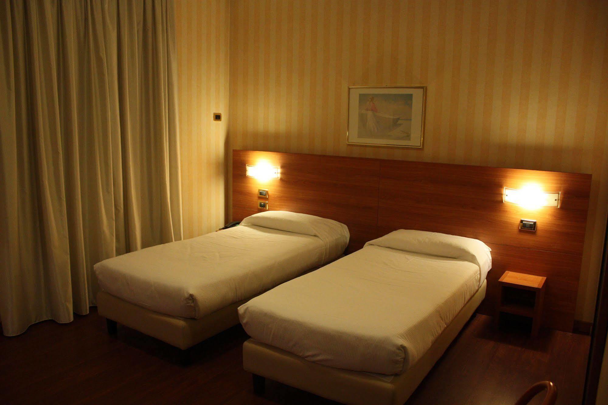 Hotel 2C Legnano Esterno foto